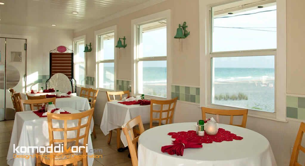 رستوران ساحلی با منظره دریا