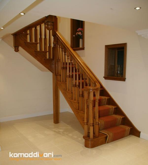 راه پله چوبی با  رویه فرش