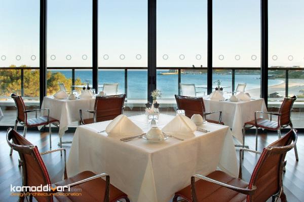 رستوران با نمایی از ساحل دریا
