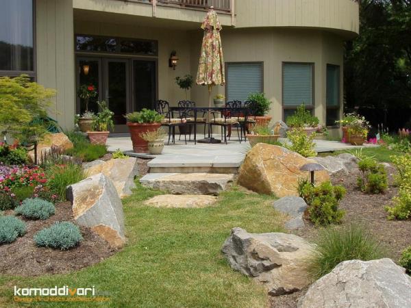سنگ های طبیعی بزرگ در طراحی حیاط خلوت