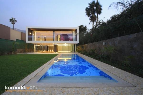 طراحی شگفت انگیز و مدرن نمای خانه همراه با استخر در فضای باز و محیط زیبا